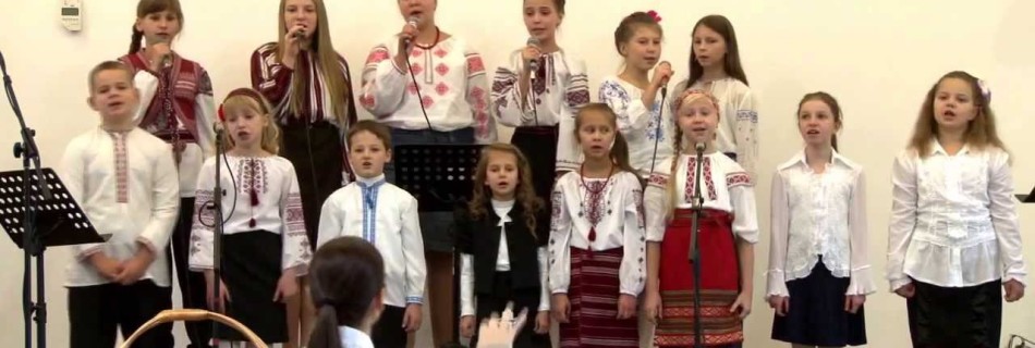 Співають діти.