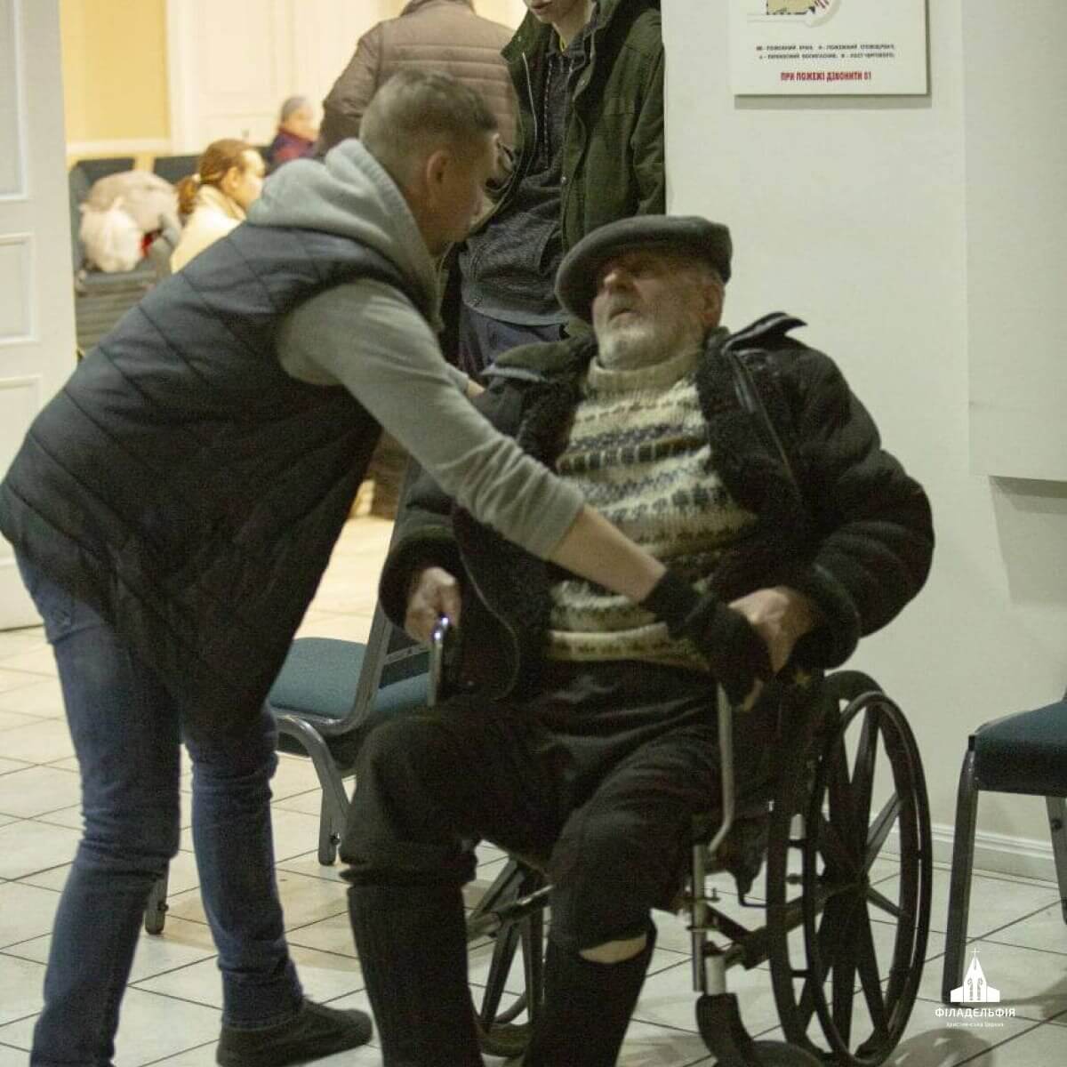 Чоловік в холі “Філадельції”