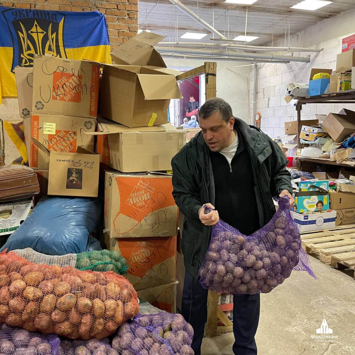 Розвантаження гуманітарної допомоги