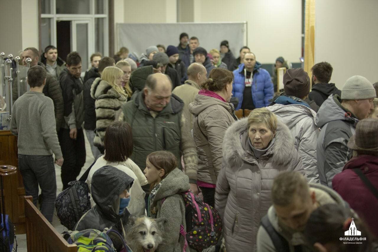 Люди в холі церкви “Філадельфія”